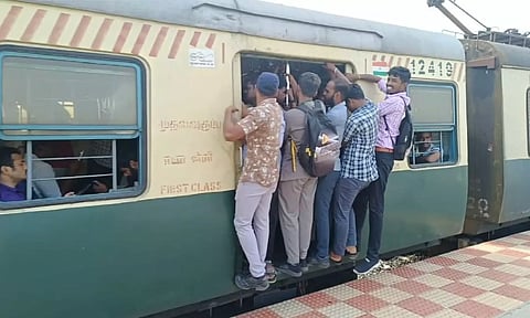 &nbsp;Signal malfunction had led to a surge in commuters, resulting in overcrowded trains