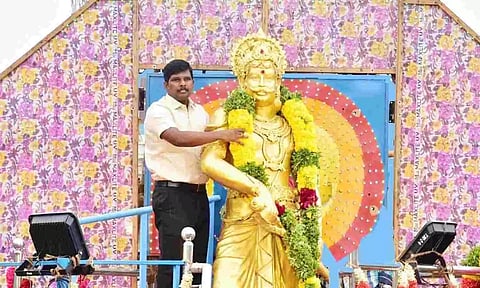 Collector M Pradeep Kumar garlanding the statue of Perumpidugu Mutharaiyar in Tiruchy on Thursday