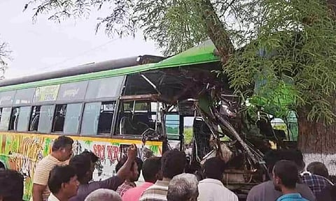 Omni bus rams on tree; driver dead, 20 injured in Tiruchy