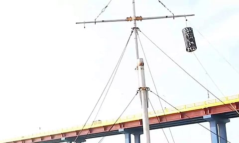 &nbsp;Storm warning cage no. 2 raised at Pamban port