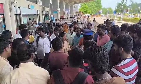 Passengers at Madurai airport (Dailythanthi)