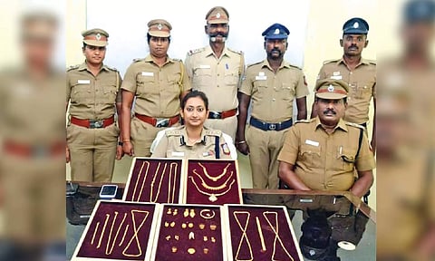 Pudukkottai SP Vandita Pandey with the special team and the recovered jewels on Saturday