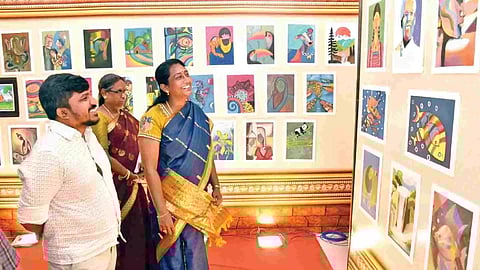 Collectors of Madurai and Virudhunagar watch the fine arts exhibits at Kalaignar Centenary Library
