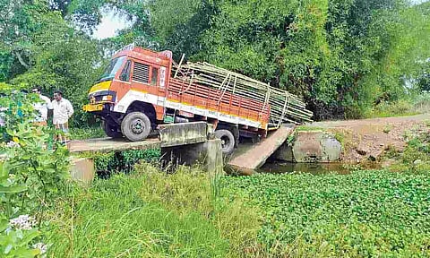 &nbsp;Channel bridge collapsed in Thanjavur after a heavy vehicle hit a portion and got stuck