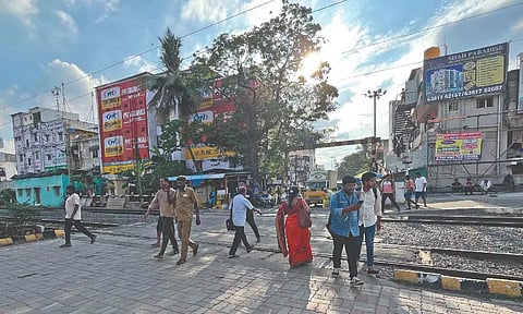 Denizens in Perungalathur using mobile phones and being careless while using an unmanned level-crossing