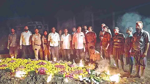 NGO members, cops conduct rituals after burying bodies