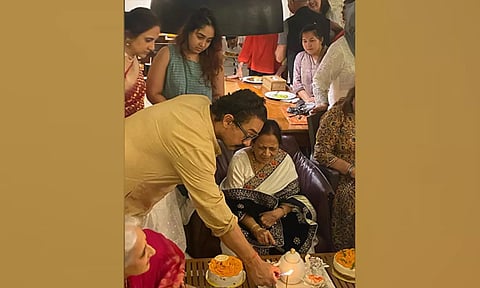 Aamir Khan with mother Zeenat Hussain (Instagram)