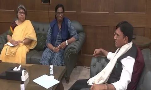 Minister for Youth Affairs and Sports Mansukh Mandaviya meets IOA President PT Usha (Photo/ANI)