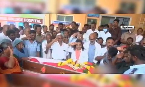 Public paying last respects to Arasammal's mortal remains at the hospital. (Screengrab)