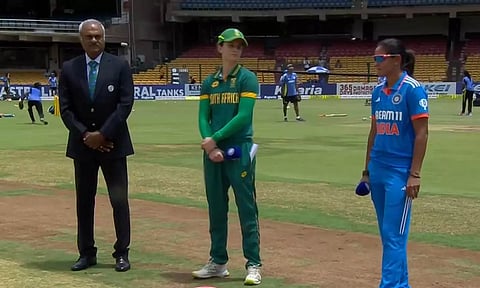 Laura Wolvaardt and Harmanpreet Kaur during the toss (Screengrab)