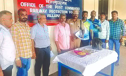 RPF team with person, who was carrying gold ornaments without documents, on Wednesday