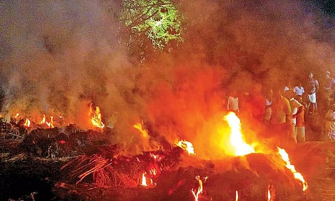 Mass cremation of victims at Karunapuram on Thursday
