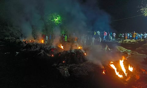 Mass cremation of those who lost their lives to illicit liquor in Kallakurichi (Credits: X)