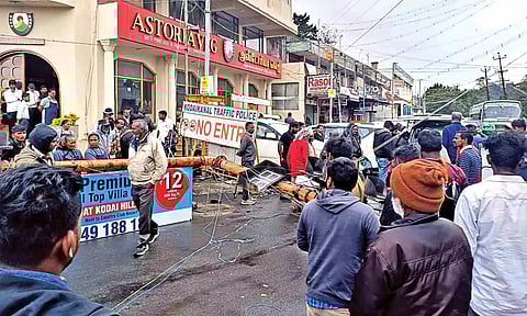 Traffic signal pole accidentally fell due to strong winds in Kodaikanal