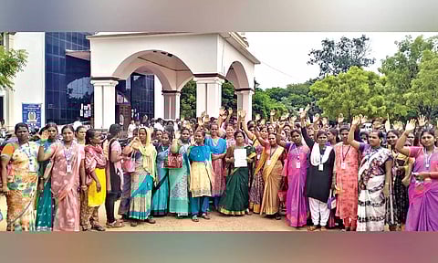 Volunteers of the education scheme gathered at the Tiruchy Collectorate on Thursday