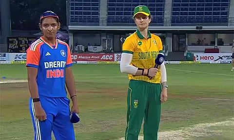Harmanpreet Kaur (L) and Laura Wolvaardt (R). (X)