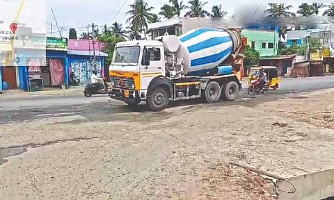 There is no proper traffic control on Medavakkam to Mambakkam Main Road