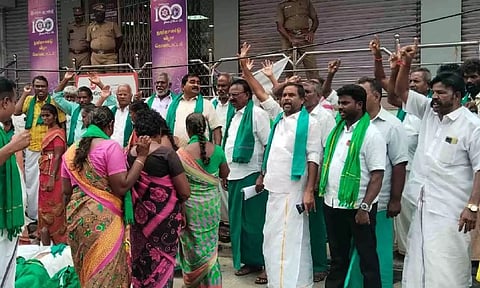 Farmers attempting to besiege Karnataka Bank in Tiruchy on Monday