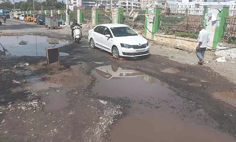 Damaged road in the city (Photo: Hemanathan)