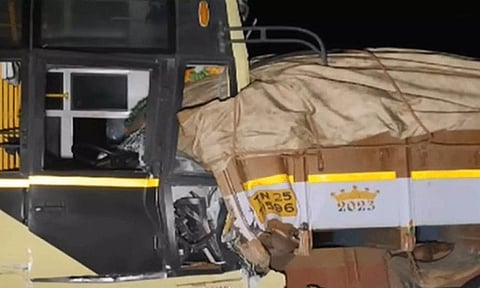 Bus rams into lorry on Tiruchy-Chennai NH (Photo: Daily Thanthi)