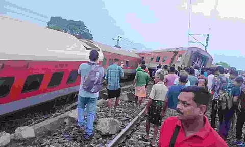 Jharkhand: Train No. 12810 Howara-CSMT Express derailed near Chakradharpur (ANI)