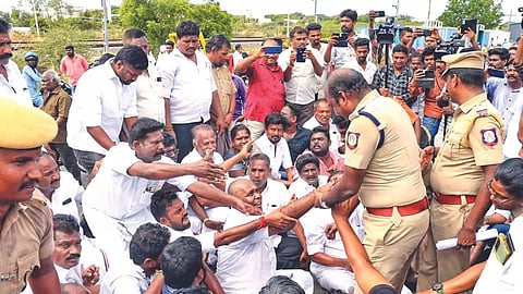 Police evicts protesters from Kappalur toll