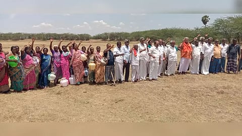 Villagers protesting at Kadayakudi Lake (Daily Thanthi)
