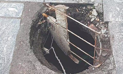 The open manhole with the damaged lid on the pavement near Southern Railway Headquarters on EVR Periyar Salai