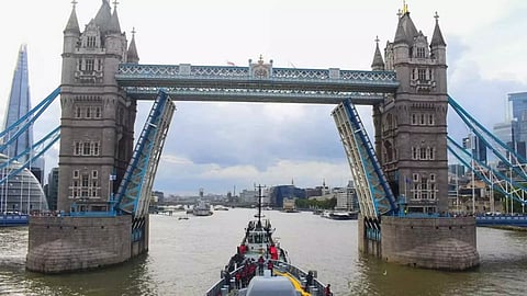 INS Tabar arrives at London harbour (PTI)
Read more at: https://www.deccanherald.com/india/indian-naval-warship-ins-tabar-docks-near-londons-tower-bridge-3143086