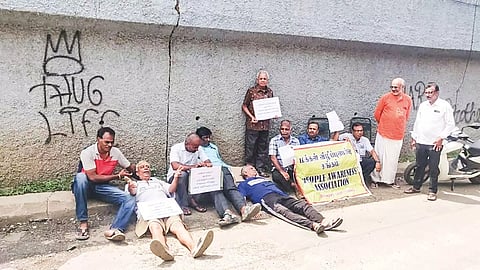 Protesters laid on damaged road in Chrompet&nbsp;