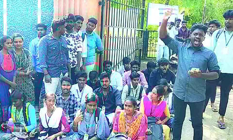 Students stage protest in front of Kumbakonam Govt Arts College