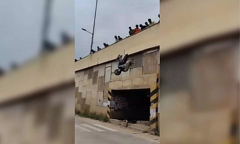 People threw their bikes on the ground from a flyover (X)