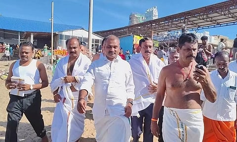 MoS L Murugan at Arulmigu Subramania Swamy Temple in Tiruchendur on Tuesday&nbsp;&nbsp;