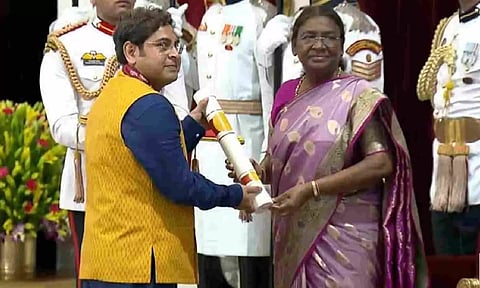 Hon’ble President of India Smt. Droupadi Murmu presenting the award to Prof. Prabhu Rajagopal, IIT Madras, at Delhi