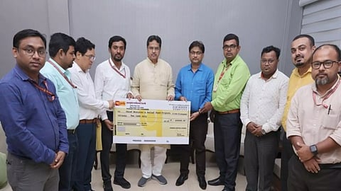 Individiuals from civil societies provide aid (Photo/X @ DrManikSaha2)