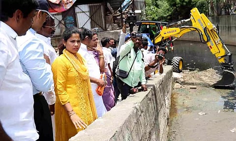 The Mayor, along with other officials, inspected the dredging work in Padikuppam and Gandhi Nagar canals (Photo:X/GCC)