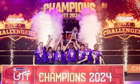 &nbsp;Goa Challengers team pose with the trophy&nbsp;