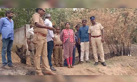 Visual of Thanjavur District Collector B Priyanka Pankajam visiting the spot (Daily Thanthi)