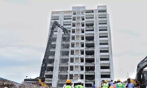 &nbsp;Volvo CE 75 ton crawler excavator EC750DUHR demolishing the iconic Clarion Hotel President