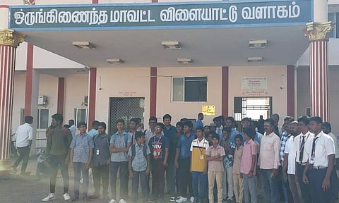 School and college students lay siege to Tiruvallur district sports office over chess match issue (Dailythanthi)