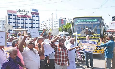 Retired transport employees block traffic in Tiruchy