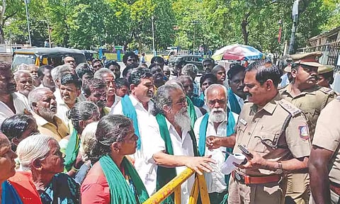 Farmers stage protest at Executive Engineer of Water Resources office in Tiruchy&nbsp;
