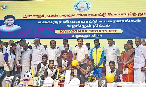 Udhayanidhi Stalin distributes kits to sportspersons