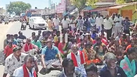 Fisher folks block road at Thangachimadam in Ramanathapuram district on Sunday