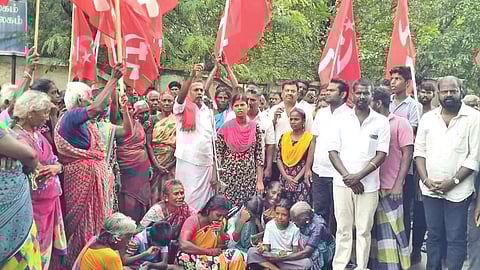 Family members of M Dravida Mani protesting along with CPM cadre in Tiruchy on Monday