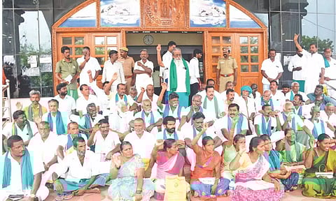 Farmers protesting at Tiruchy Collectorate