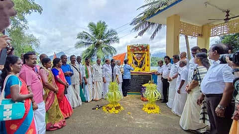 Members of farmers’ associations and Hindu outfits paying floral tribute to the portrait of Travancore Maharaja Sri Moolam Thirunal Ramavarma at Pechiparai Reservoir