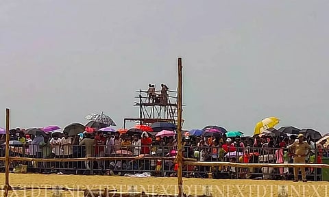 People waiting in Marina Beach to witness the air show (Shweta Tripathi)