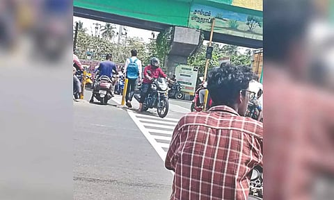 Faulty signal at the Irumbuliyur underpass in Tambaram troubling commuters