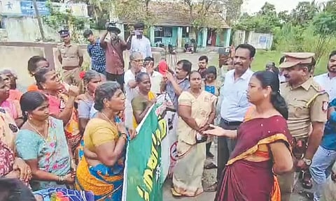 The people of Nagapattu village near Parandur blocked the Revenue officials from entering their village for land acquisition work